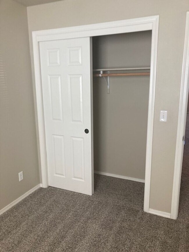 Building Photo - AB1436