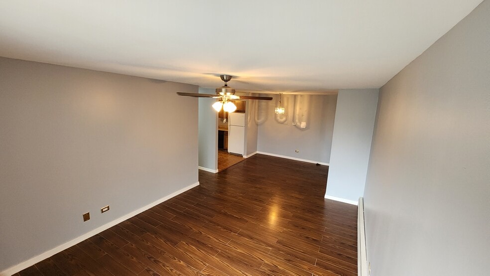Building Photo - 121 W Elk Trl