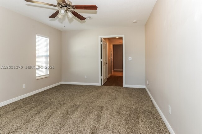 Building Photo - 526 SW Dahled Ave