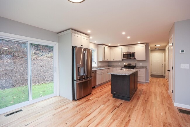 Building Photo - 231 Putnam Hill Rd