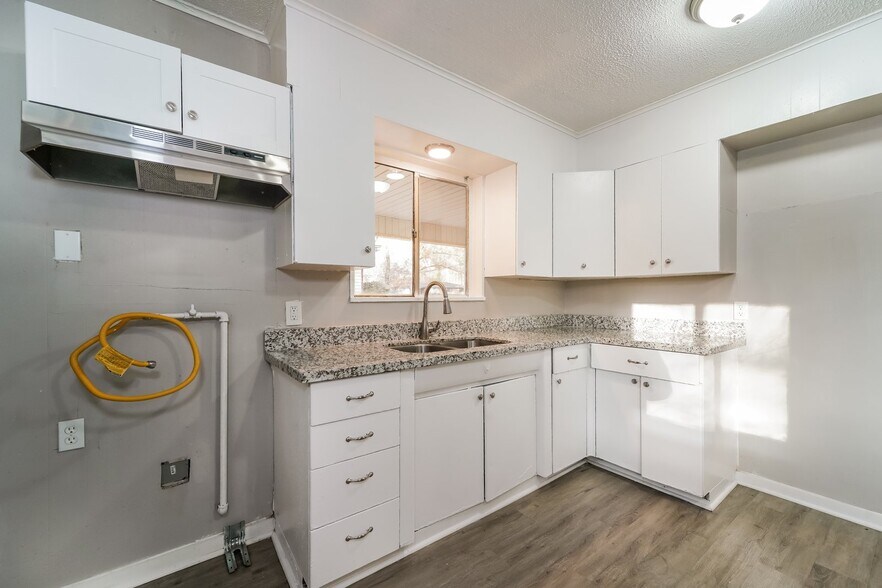 Building Photo - 2975 Lakewood Dr