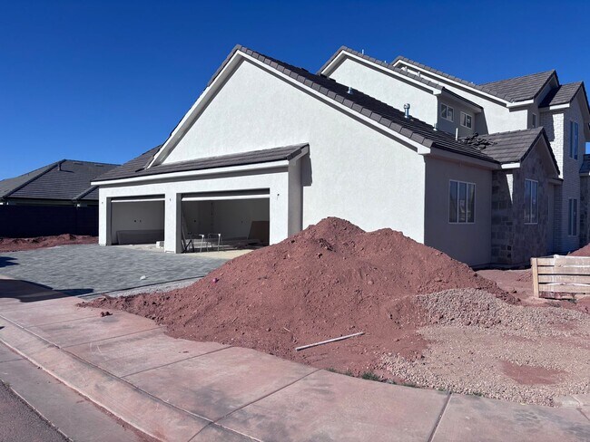 Building Photo - Beautiful 2 story with 6 bedrooms and swimming pool