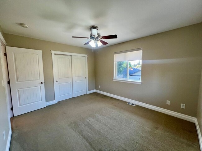 Building Photo - Beautiful 3 Bedroom in Private Community!