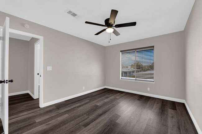 Building Photo - Charming 3 Bedroom ,2 bathroom in Paradise...