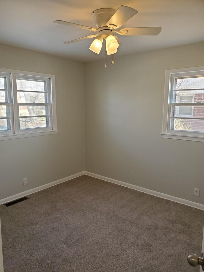 Building Photo - Like New 3 bedroom 1.5 bath  Ranch Near Kellogg and Rock