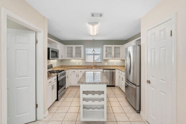 Building Photo - Updated 3BR in Bluewater Bay!!