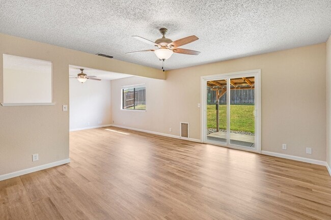 Building Photo - Charming Single-Story 3 Bed Home Two Car Garage & Spacious Yard!