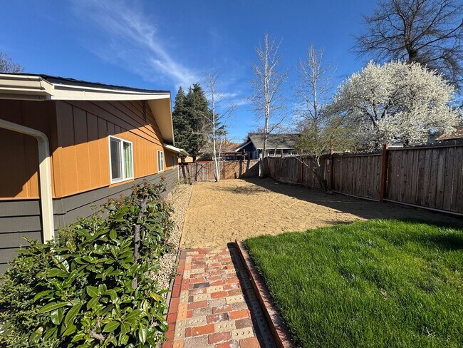 Building Photo - 3 Bed 2 Bath Home