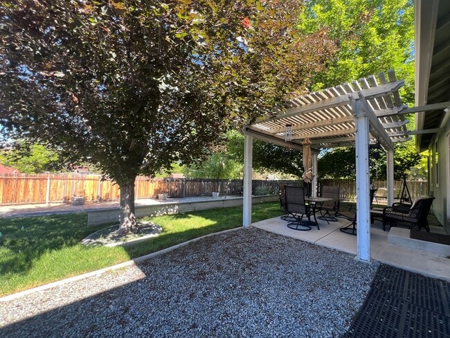 Building Photo - 3/2/2 Gorgeous Home In Gardnerville - Ruhe...