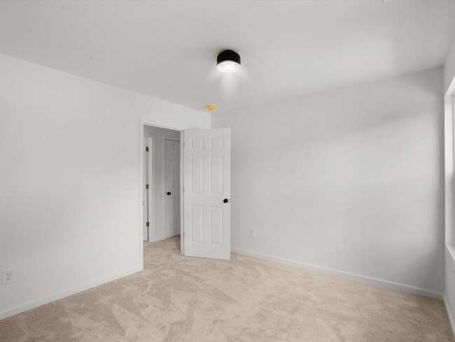 Building Photo - 213 9th Ave SE