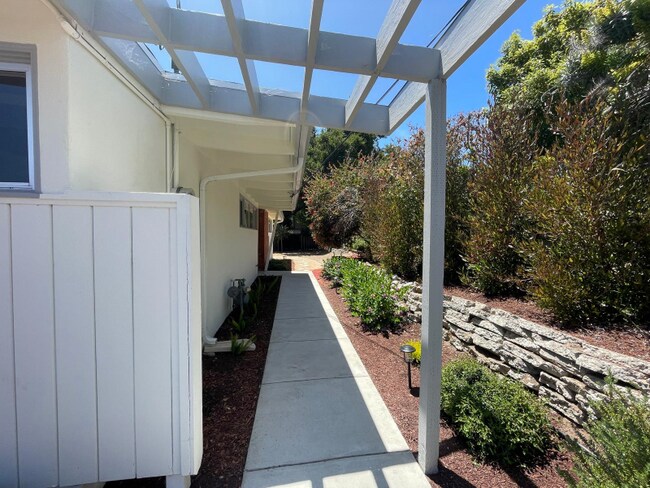 Building Photo - 830 Avalon Pl