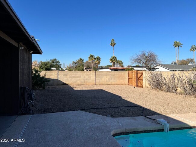 Building Photo - 1622 E Del Rio Dr