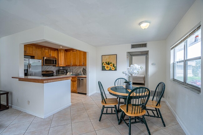 Building Photo - 467 Saxony Way