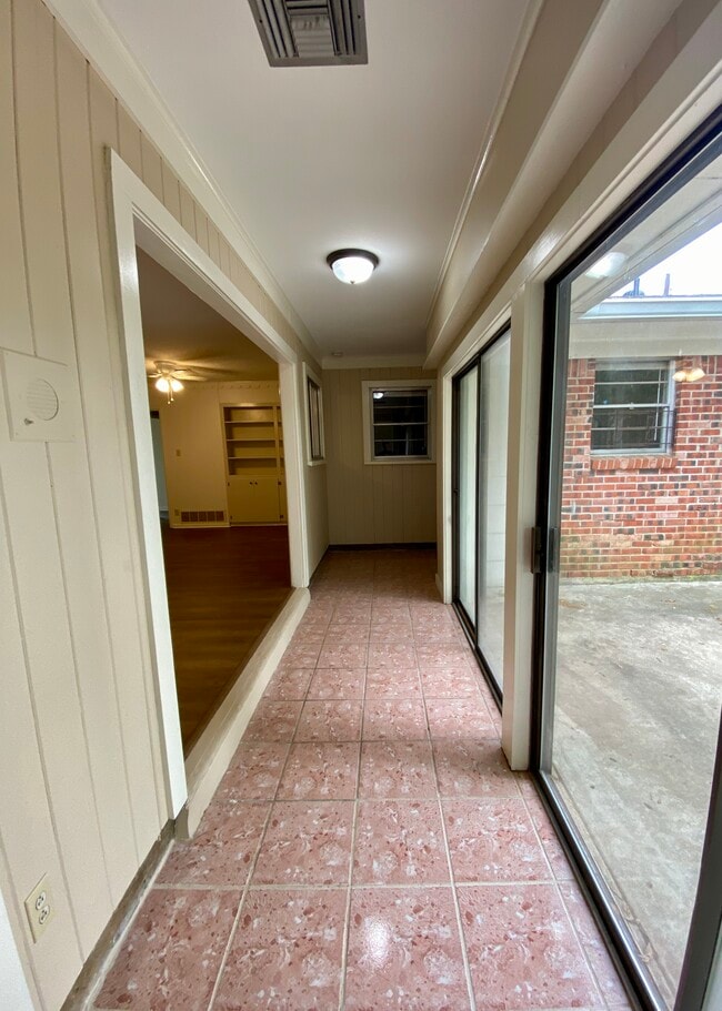 Building Photo - 455 Sandefur Dr