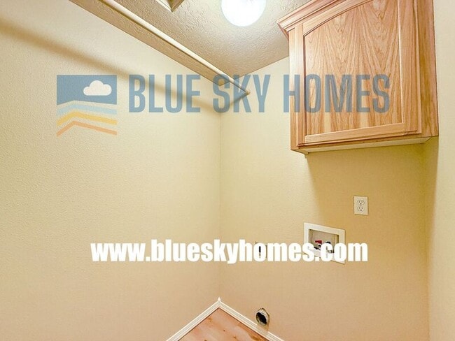 Building Photo - 1011 E Victory Rd