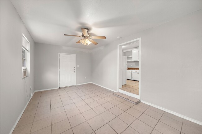 Building Photo - 806 3rd Ave N