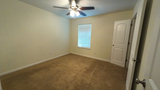 Building Photo - 7165 Ashmoor Dr N