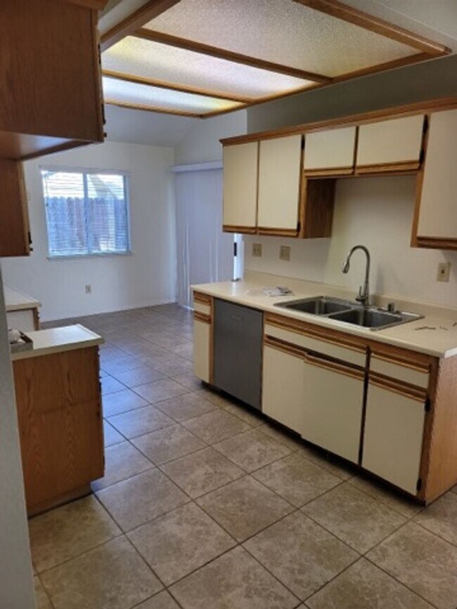 Building Photo - 90-90 Brewer St