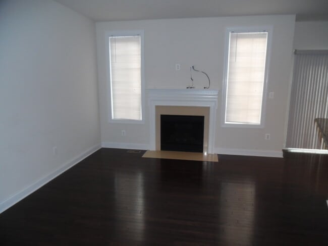 Building Photo - Luxury Townhome- Anne Arundel, MD