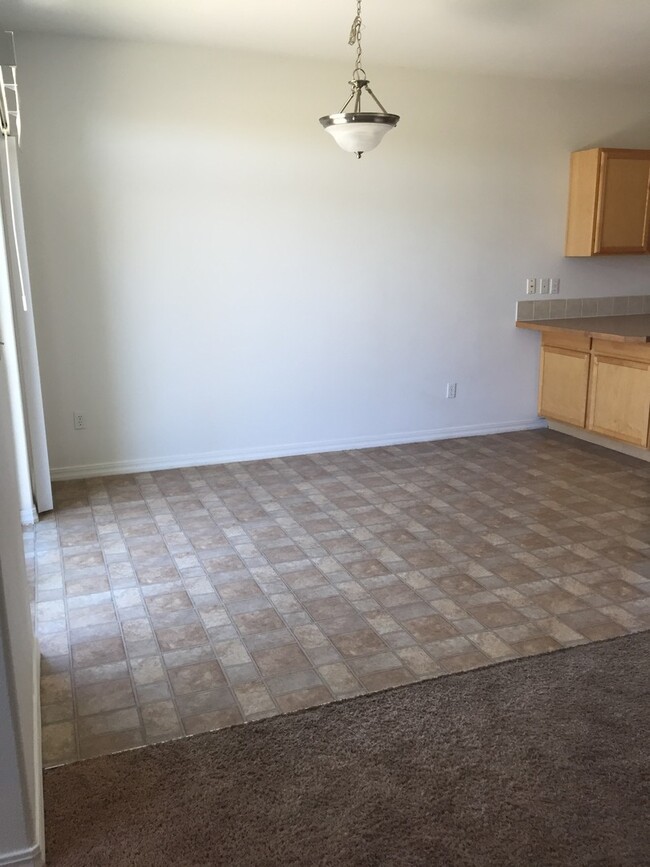 Building Photo - 4 Bedroom home for rent in Moses Lake