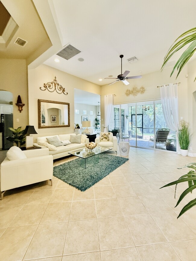 Building Photo - 16156 Parque Ln