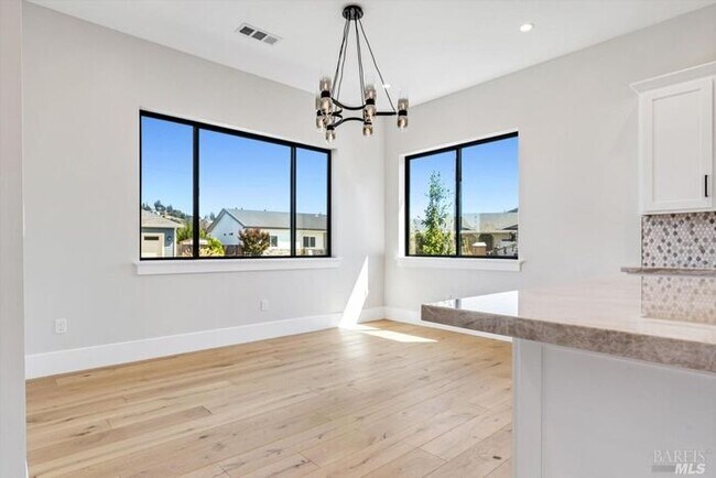 Building Photo - Beautiful 3 Bed 2.5 Bath Home in Larkfield Wikiup Neighborhood $5,000 per month!