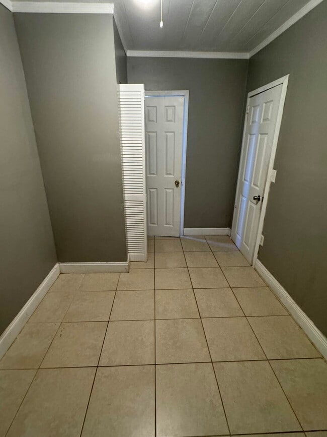 Building Photo - 717 S B St