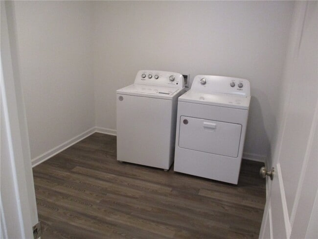 Building Photo - 2487 Tapatio Dr