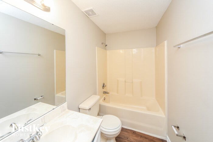 Building Photo - 4657 Lindawood Ln