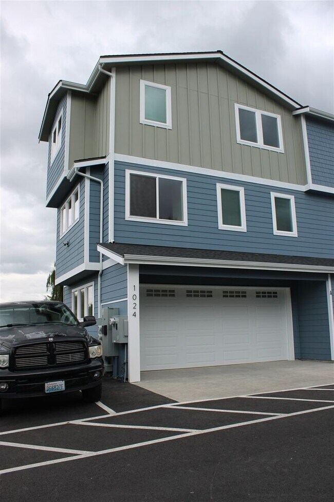 Building Photo - 2 bedroom 2 bathroom Brand  New Construction