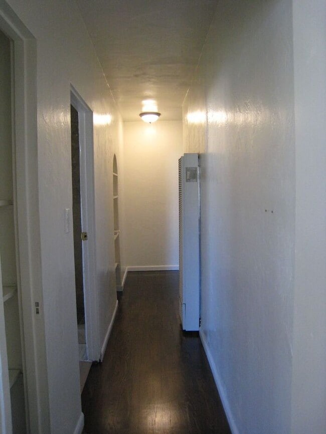 Building Photo - Duplex w/ yard and garage!