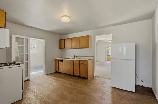 Building Photo - Sunny 2BR Home on South Bond with Sunroom + Extra Storage!