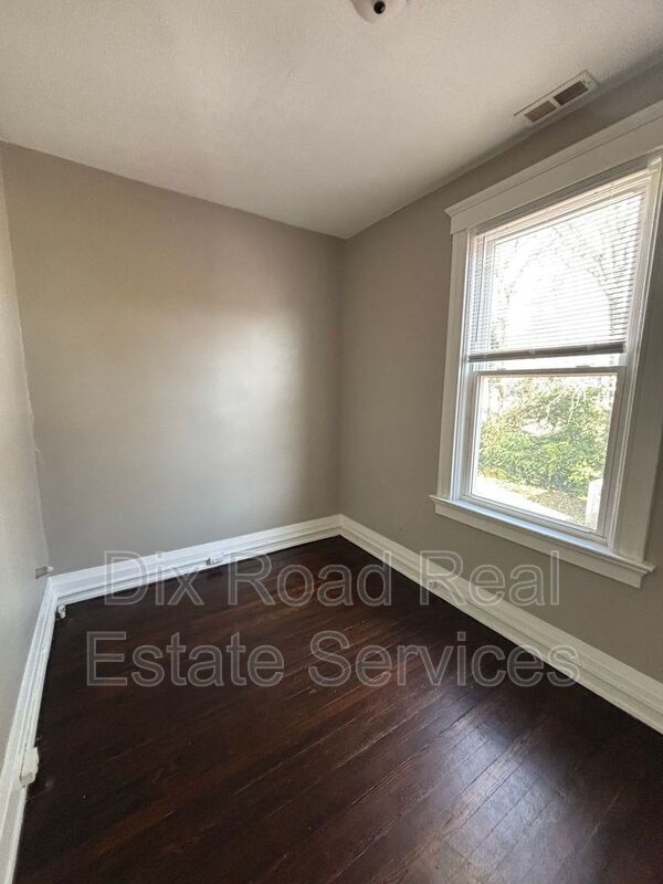 Building Photo - 810 Sunset Ave