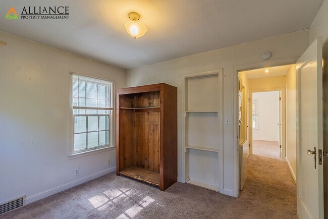 Building Photo - 1016 Bertrand St