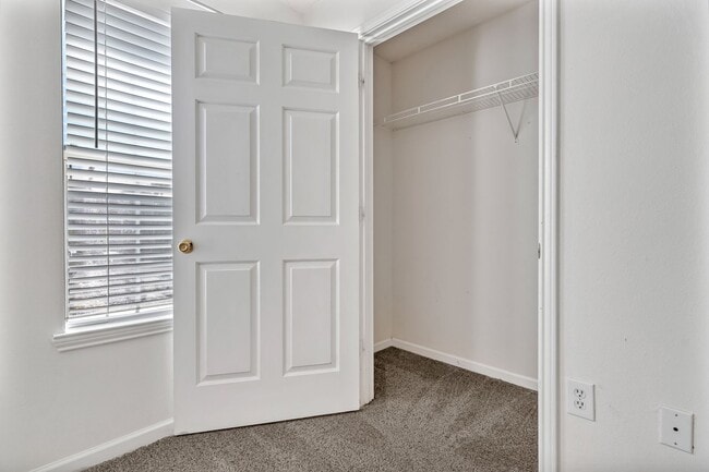 Building Photo - Destin Condo with Great Amenities