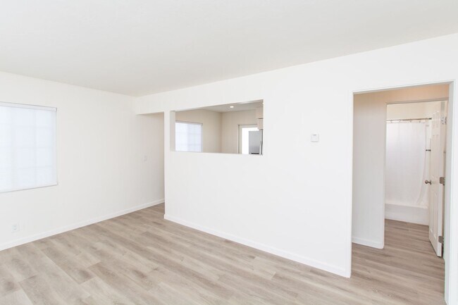 Building Photo - 4BR/2BA Home with Modern Updates/Private Y...