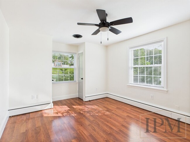 Building Photo - Available Now- Charming 3 Bedroom, 1 Bath ...