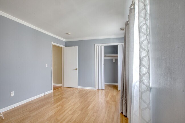 Building Photo - Lovely 2 bed 1.5 bat Condo is quiet Stamford Neighborhood