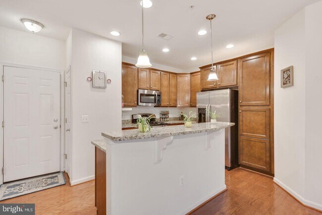 Building Photo - 43881 Centergate Dr