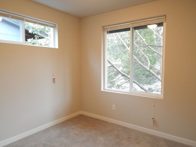 Building Photo - Bellevue 5 bd 3.5 bath townhouse with two ...