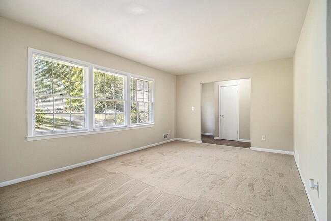 Building Photo - 4 Bedroom 2.5 Bath House