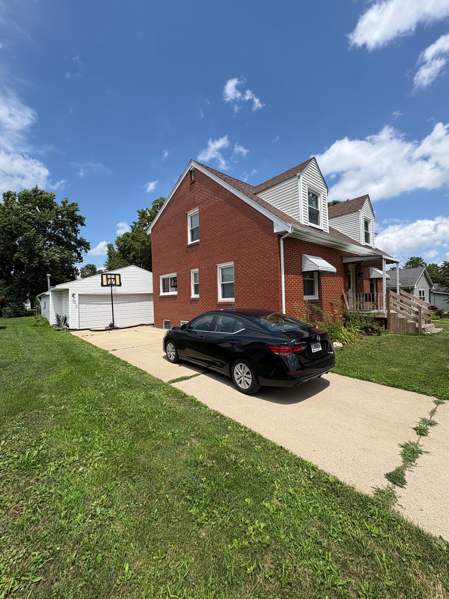 Drive-way and 2 car garage - 2005 Interurban Rd