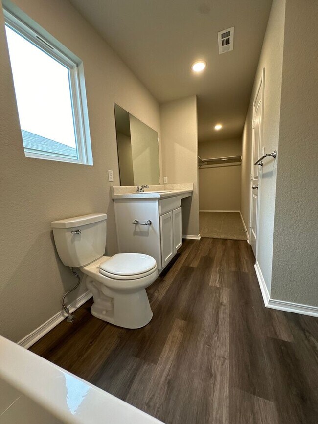 Building Photo - Contact Peggy 501 676 1758