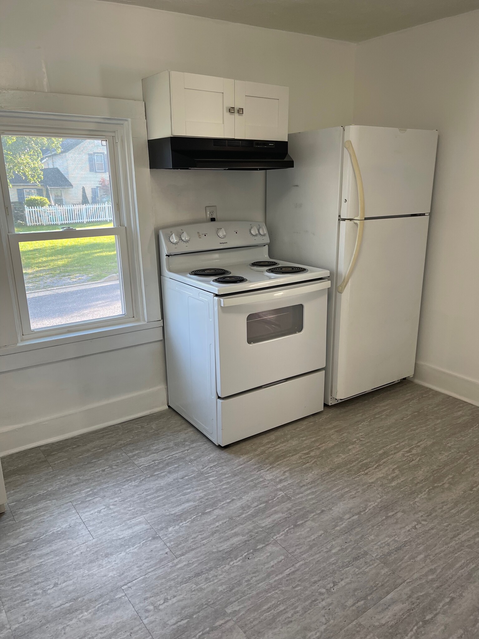 Kitchen Appliances - 325 Pine St