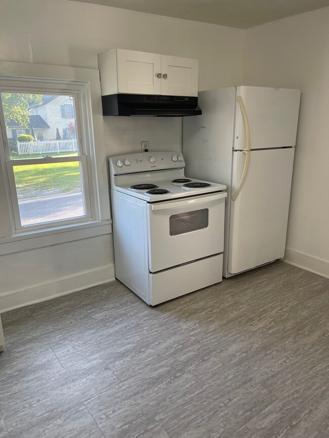 Kitchen Appliances - 325 Pine St