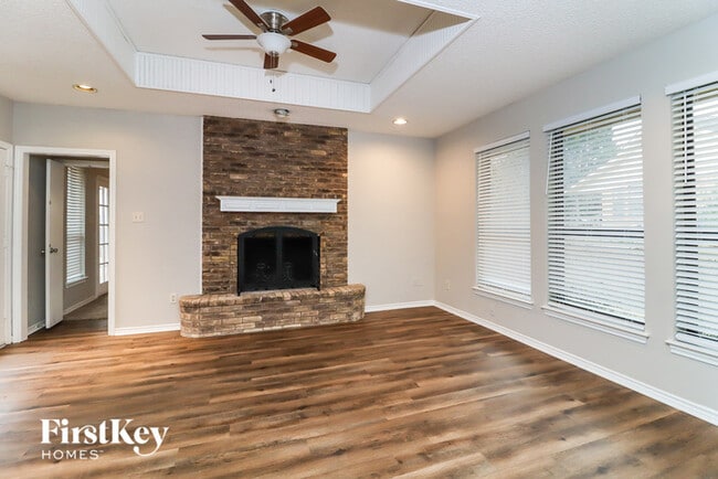 Building Photo - 2102 Greenbriar Ct
