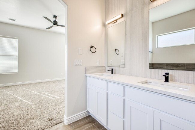 Building Photo - Beautiful East side House 4 bed-2.5 baths, part of The Overlook Casa Club that includes Swimming ...