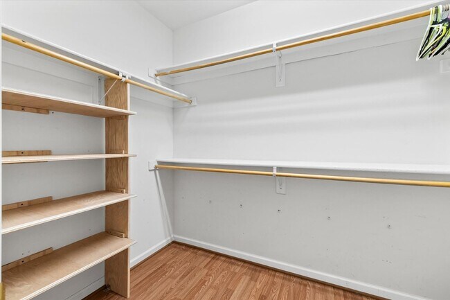 Building Photo - 4107 Lakeview Pkwy