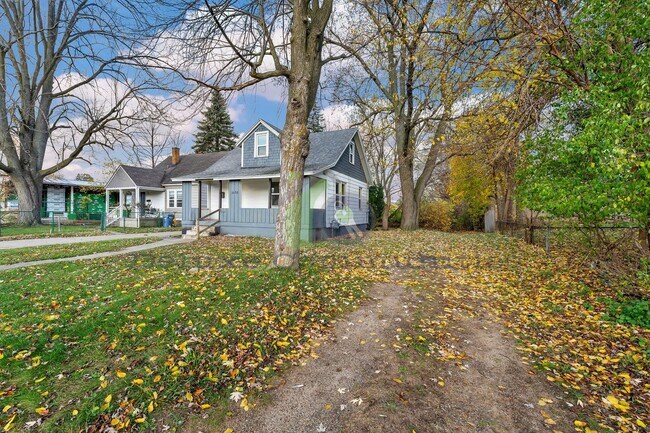 Building Photo - Fully Remodeled 3 bed 1 bath- Single Family Home!! JUST LISTED!