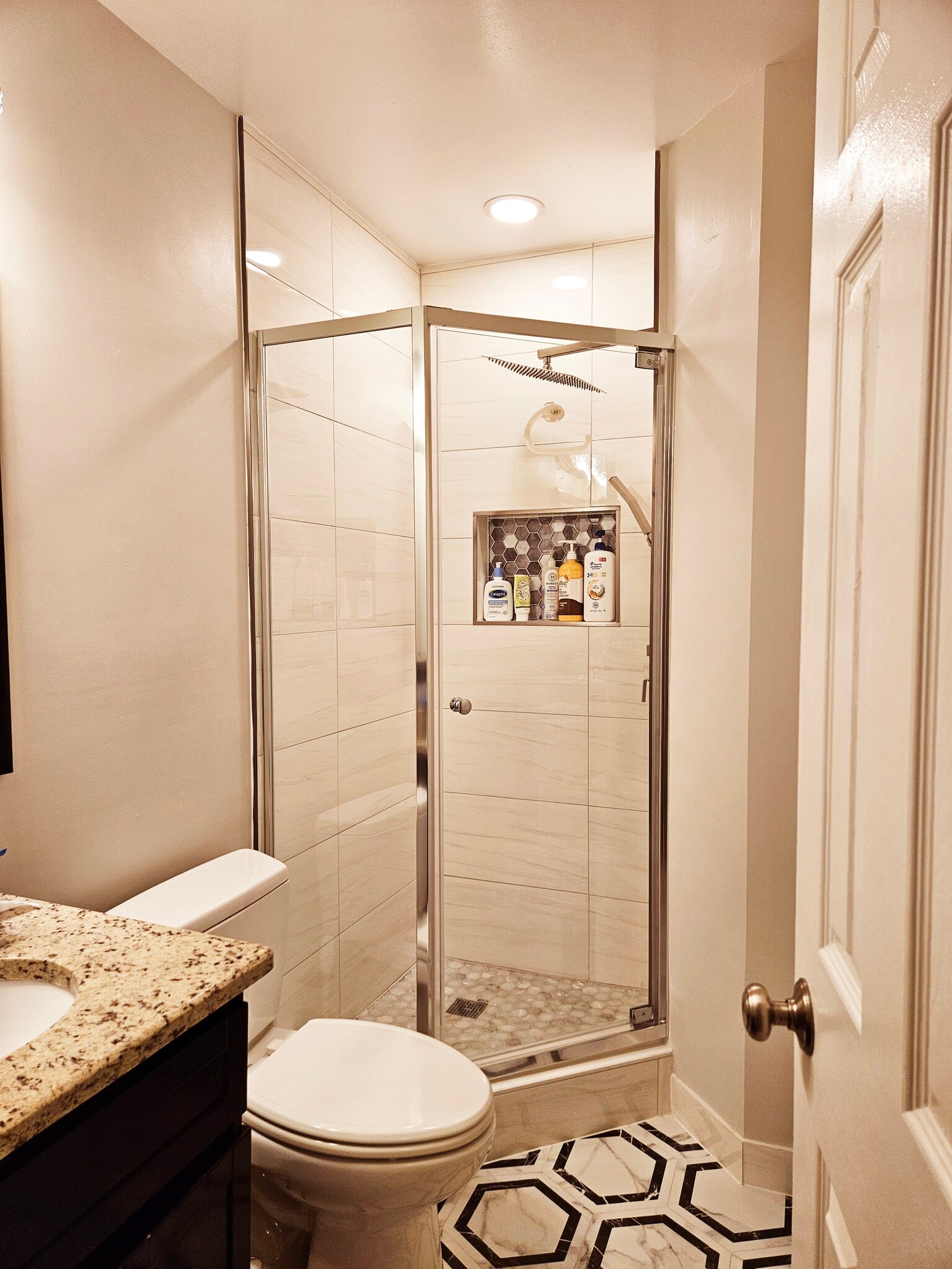 1st full bath in master bedroom - 12024 Country Mill Dr
